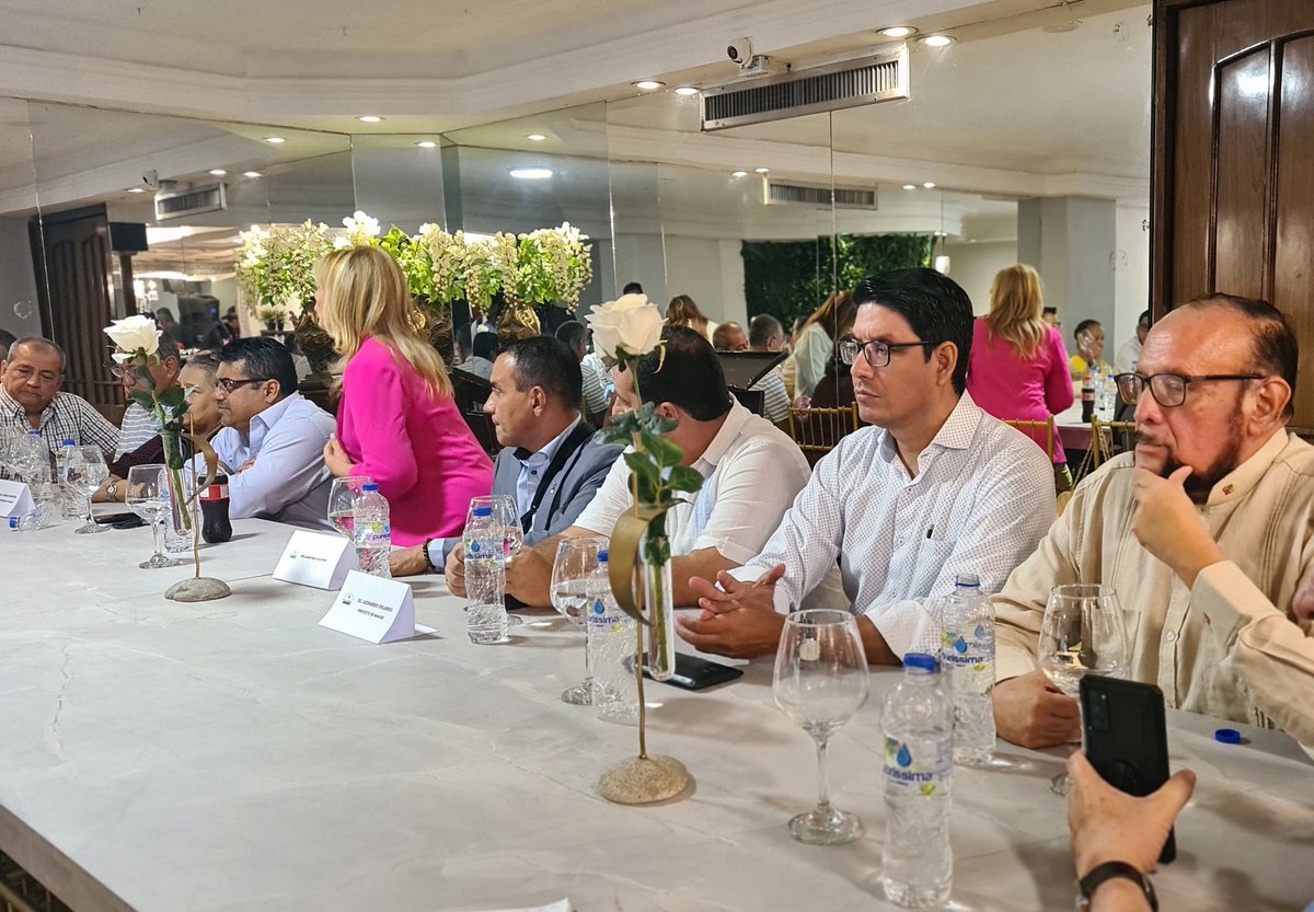 Villacreses977G's tweet photo. Organizaciones sociales #Manabí en dialogo transparente, frontal con autoridades: @Leoorlandoa , @GoberManabi , @Javier_PincayS   buscando concertación para levantar agenda unitaria para modernización del Estado, liquidando injusto y antidemocrático  CENTRALISMO  
#TodoPorManabí https://t.co/OjL429Tuo5