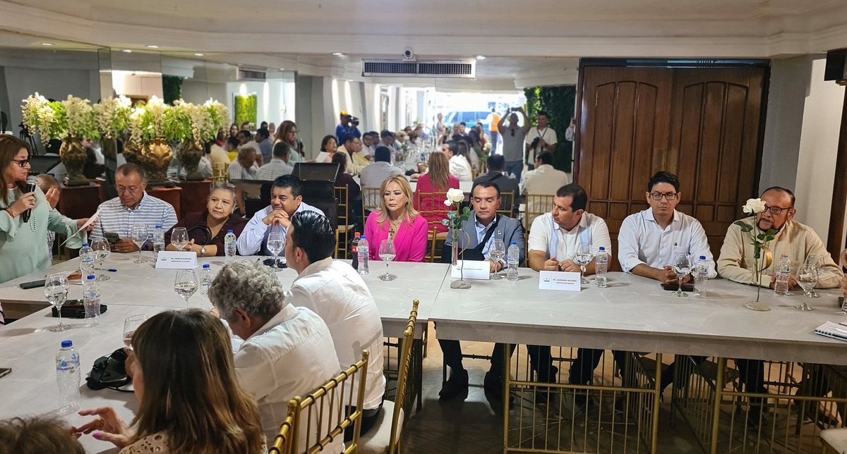 Villacreses977G's tweet photo. Organizaciones sociales #Manabí en dialogo transparente, frontal con autoridades: @Leoorlandoa , @GoberManabi , @Javier_PincayS   buscando concertación para levantar agenda unitaria para modernización del Estado, liquidando injusto y antidemocrático  CENTRALISMO  
#TodoPorManabí https://t.co/OjL429Tuo5