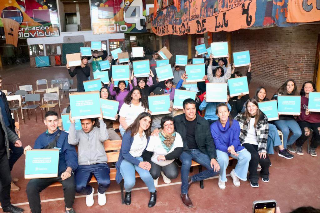 Llegaron otras 295 compus para nuestros estudiantes !! 💻

Nos pone muy contentos que las políticas de la Provincia y de nuestro Municipio coincidan siempre en darle valor a la educación y ponerla al servicio de nuestra comunidad.
