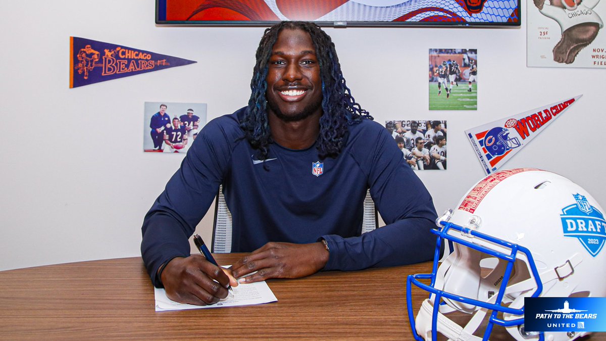 ChicagoBears's tweet image. Officially official ✍️