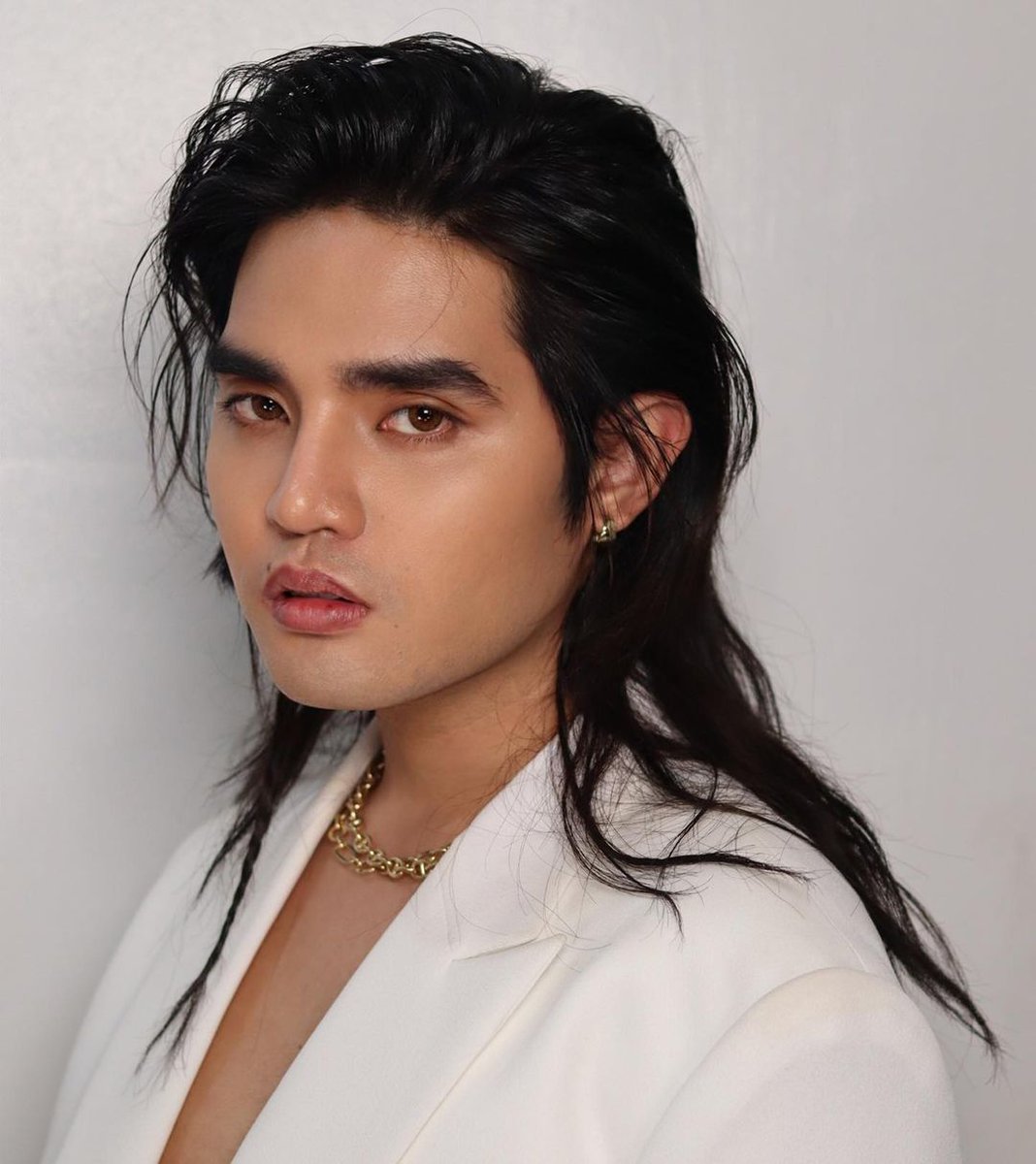 dailynase's tweet photo. i refuse myself to believe. i’m sorry but there’s literally NO WAY this man is actually REAL!!!

~HE IS STUNNING 😭✨💜

@SB19Official #SB19
#SB19PAGTATAG
#GrupoMusical #SECAwards
#SB19_PABLO @imszmc
📸 IG: mac_igarta https://t.co/BcxIR1HMnG