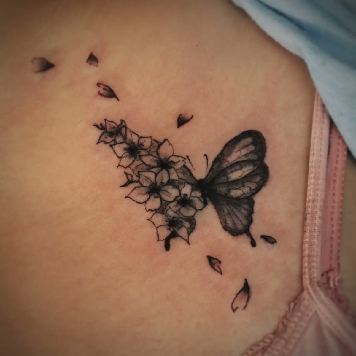 Sencillo. Elegante. Precioso. Tatuaje de mariposa y flores de cerezo para mujer. #mariposas #tatuajepequeño #tatuajesparamujeres #tatuajeanime #tatuajepierna #mariposablanca #tatuajerosas #tatuajesenfotos_ink #tatuajedeldia #tatuajejapones #mariposario #tatuajesdemujeres