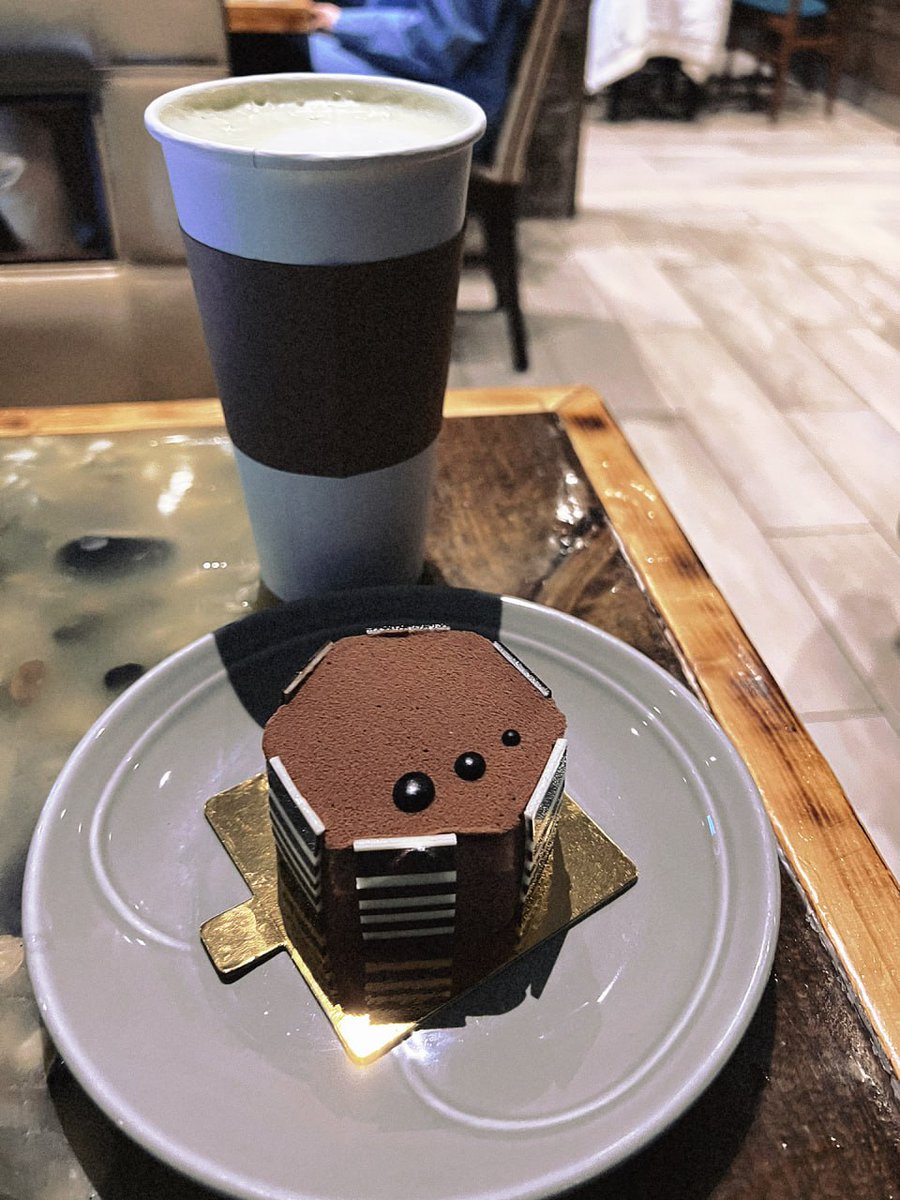 Ofeh4's tweet photo. coffee and cake for one person https://t.co/upAjyZRCx9