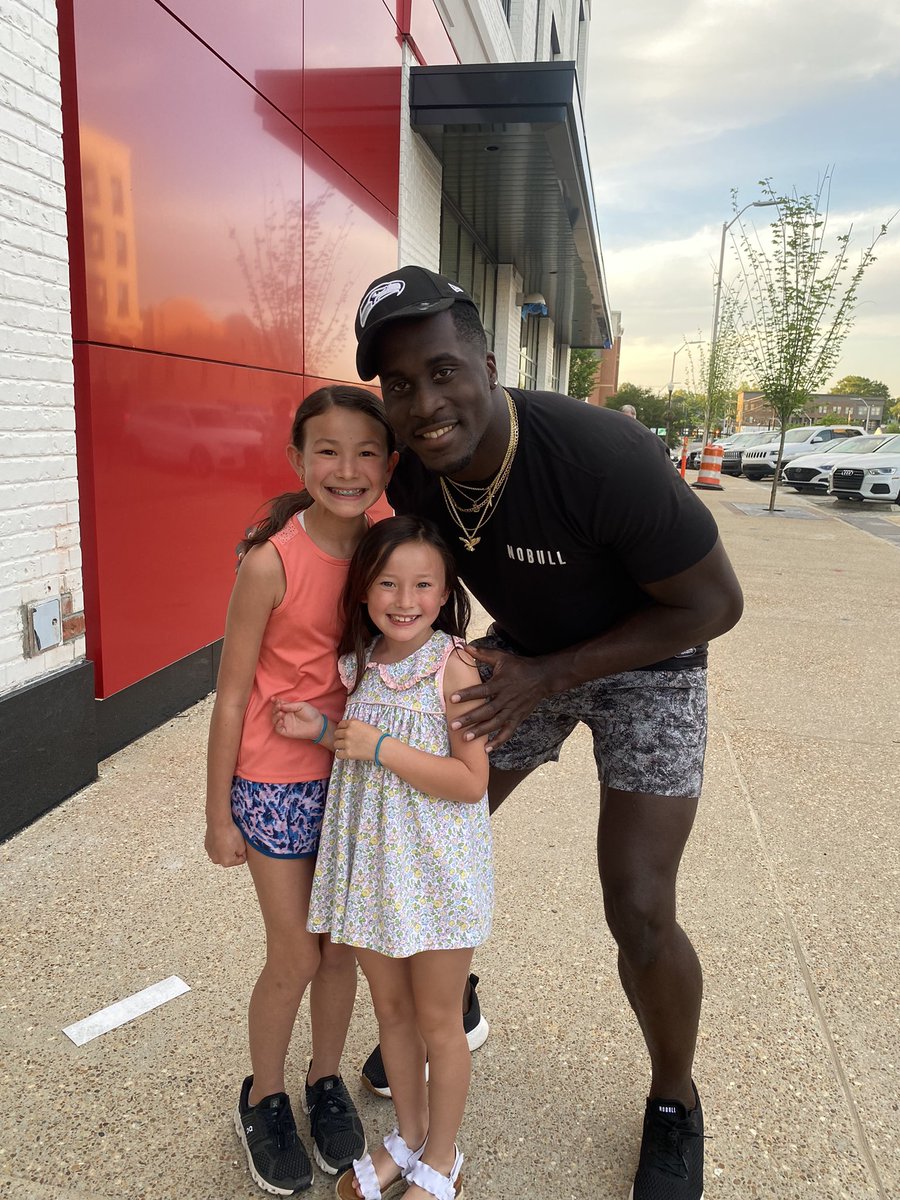 BRHoven's tweet photo. Thank you for the photo @derick_hall9 from these 2 cheerleaders! Love Auburn, and Auburn will love you back π§‘π #trueAuburnman #WarEagle #SeattleSeahawk https://t.co/ZZqaq78jQl