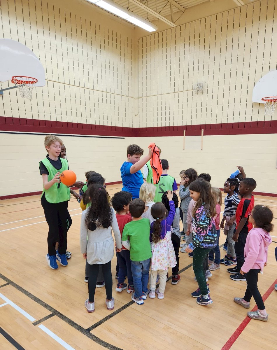 EECStNicolas's tweet photo. Félicitations à nos élèves de 5e et 6e année leader du programme P.A.L.S qui ont animé avec un succès sans précédent les activités ludiques pour les élèves de la maternelle à la 3e année pendant la récréation. Merci à M. Juan, Mme Shannon et nos deux surveillantes de midi. https://t.co/5BWqAp8PSn