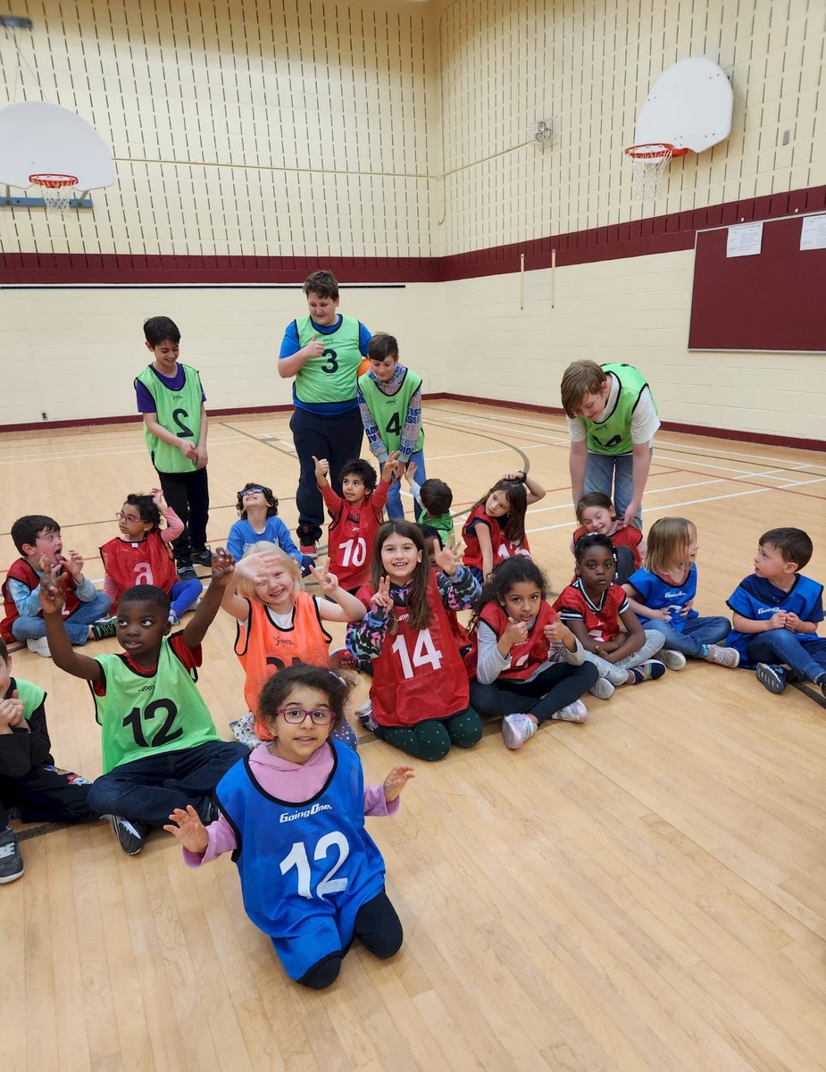 EECStNicolas's tweet photo. Félicitations à nos élèves de 5e et 6e année leader du programme P.A.L.S qui ont animé avec un succès sans précédent les activités ludiques pour les élèves de la maternelle à la 3e année pendant la récréation. Merci à M. Juan, Mme Shannon et nos deux surveillantes de midi. https://t.co/5BWqAp8PSn