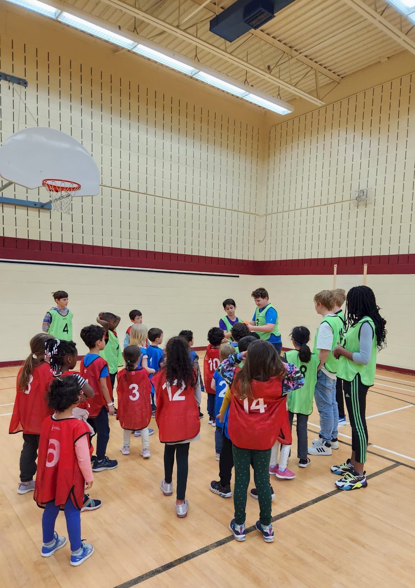 EECStNicolas's tweet photo. Félicitations à nos élèves de 5e et 6e année leader du programme P.A.L.S qui ont animé avec un succès sans précédent les activités ludiques pour les élèves de la maternelle à la 3e année pendant la récréation. Merci à M. Juan, Mme Shannon et nos deux surveillantes de midi. https://t.co/5BWqAp8PSn