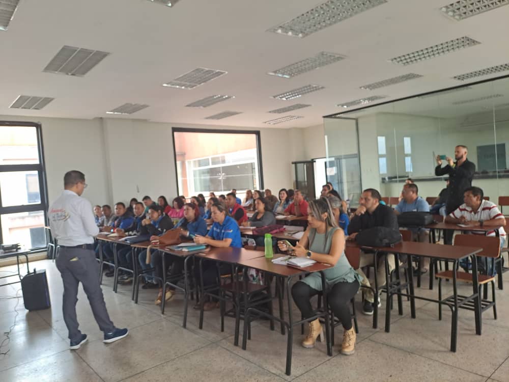 BermudezJoseA's tweet photo. #EnImagenes || Realizamos reunión con los Directores de Política y Participación Ciudadana de los 29 Municipios y sus Parroquias, para presentarles el @Sedebat_ y el Sistema Tecnológico que apoyará la gestión tributaria en nuestro estado.
@FreddyBernal 
@Gob_Tachir https://t.co/OYAJNtEKTY