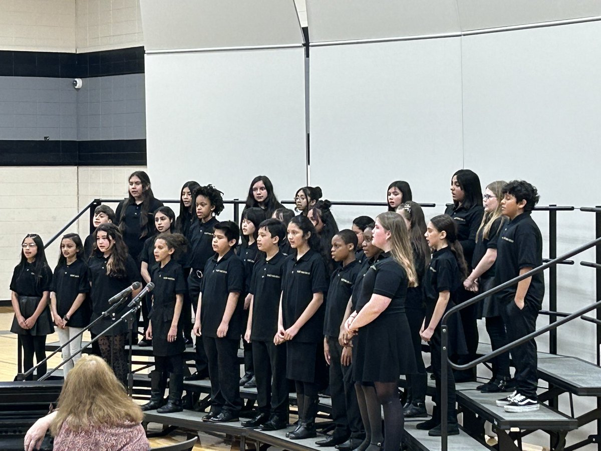Enjoying the beautiful voices of the 5th Grade Choir this evening, under the direction of Ms, Borkowsk. <a href="/borkowskisings/">Ms. Borkowski</a> <a href="/DLDistrict76/">Diamond Lake District 76</a> <a href="/bsharmalewis/">Bhavna Sharma-Lewis</a> @linktohansen #SparkleOn