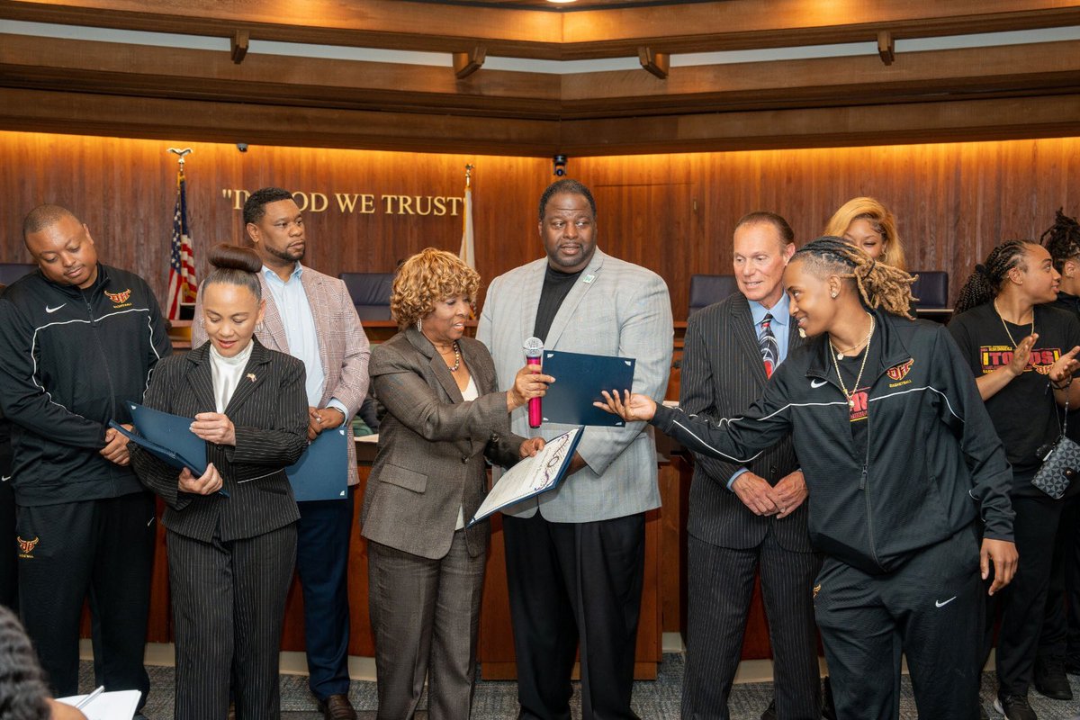 CSUDHwbb's tweet photo. Thank you to the City of Carson’s mayor and city council for recognition of a decorated season this year! #Gotoros https://t.co/xtzhDTFzyO