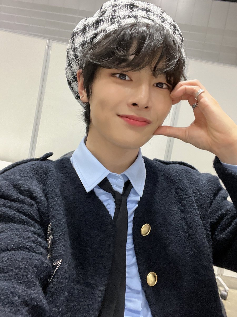 YJeonginBubble's tweet photo. oh my godness my favourite priest and elementary school teacher is back in the house #Straykids #Stray #Skz #Stay #Lovestay #YangJeonginBubble #JeonginBubble #INBubble #YangJeongin #Yang #Jeongin #IN #Bread #Maknae #StraykidsBubble #SkzBubble #JYPBubble #Bubble #Vocalist #FoxyNy https://t.co/mGkQoQix3M