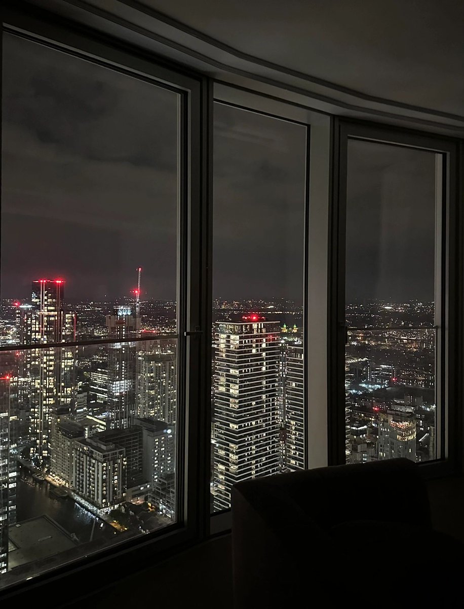 UUQQTwi's tweet photo. Looking out of the window at this fast-paced and free city, the evening is much less noisy and the view of the city adds colour. https://t.co/KlNtM9wDXi