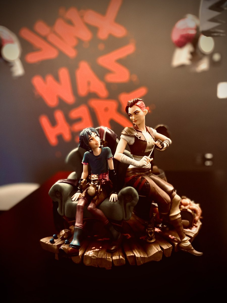GamaSoriano's tweet image. Powder &amp;amp; Vi (from “Arcane”) at Riot Games Latam office.

#WorkplaceExperience