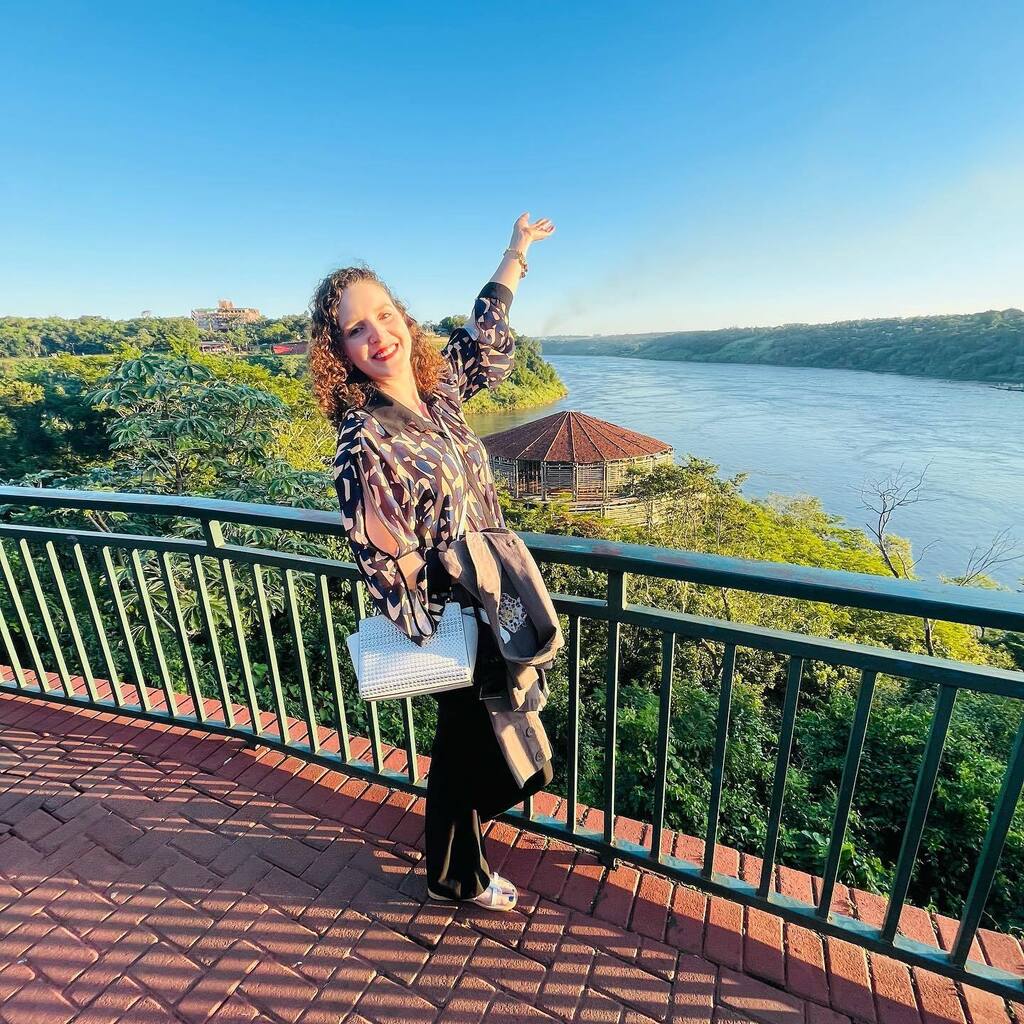 samaralopesGo's tweet photo. Saiu o primeiro vlog da viagem à Foz do Iguaçu 

Dia de visitar o Marco das 3 Fronteiras. Corre pra ver, o vídeo está bem diferente do que costumo fazer então deixem comentários falando o que acharam. 😘😘

#marcodastresfronteiras #fozdoiguaçu https://t.co/Kha66rPpjf https://t.co/IC719NQU67