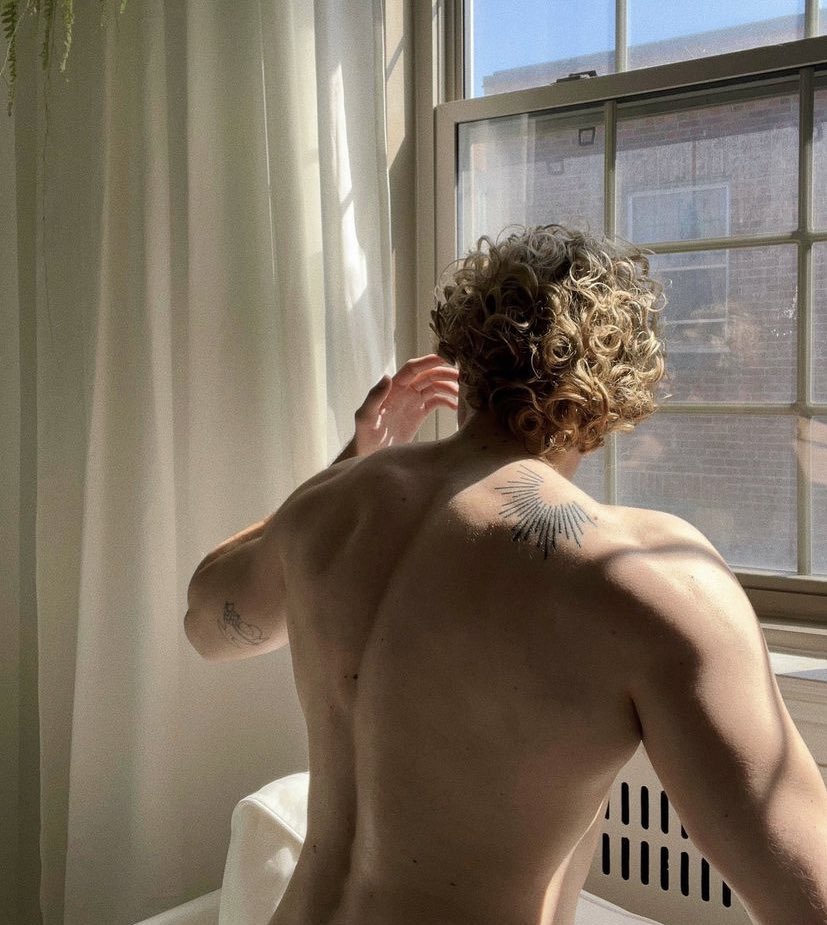 dicalisto_'s tweet image. Slv tml!! me chamo Apolo (sim, igual o deus do sol) tenho 21 anos, sou  novo aqui estou procurando amigos e tlvz um amor quem sabe né? Haha Me ajuda dando fav e rt que chamo vocês!
🌻🍯🍋☀️✨💫