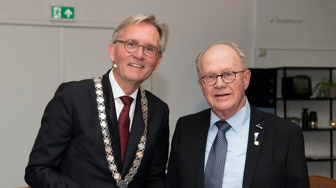 Gemeentespeld voor ceremoniemeester van de 4 mei-herdenking in Hilversum. Dankzij Henk Mreijen loopt dodenherdenking ieder jaar op rolletjes dlvr.it/SnYZVp