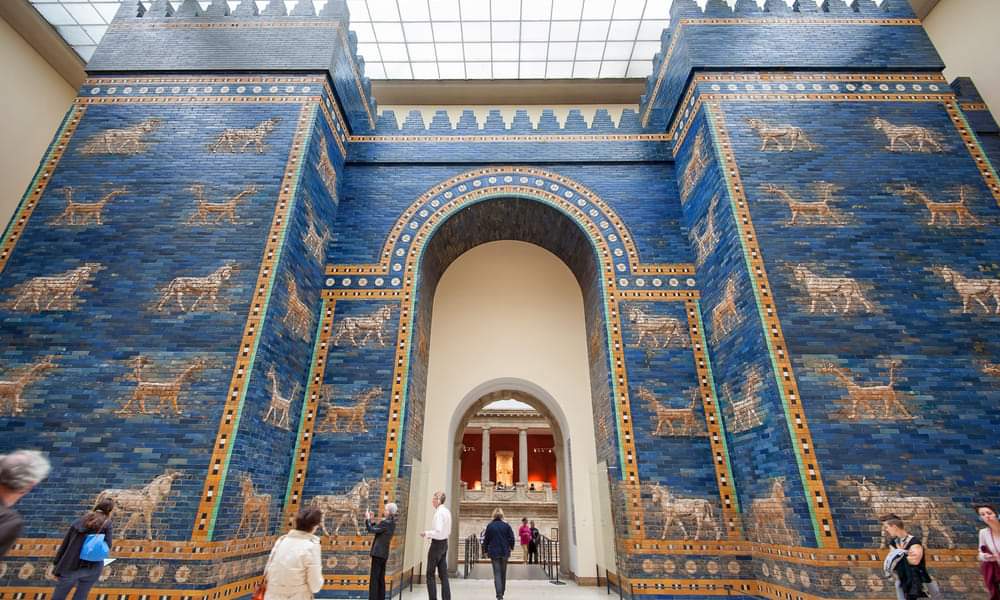 Puerta de Ishtar. La octava puerta del interior de la ciudad de Babilonia, que fue construida por Nabucodonosor en el 575 a.C. en el norte de la ciudad, una dedicatoria a Ishtar, la diosa babilónica. Surcar está puerta tenía que ser algo de otro mundo