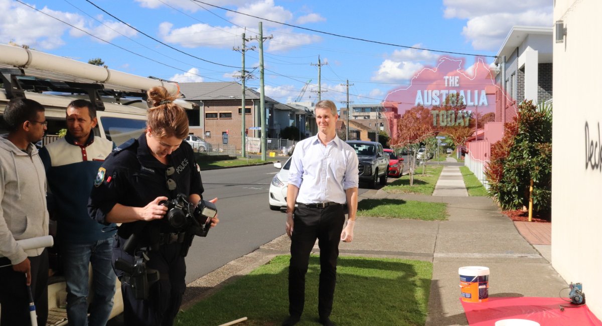 TheAusToday's tweet photo. #BAPS #Swaminarayan #Temple fights back with support from #Paramatta MP @Charlton_AB who came to help clean up after #Khalistani anti-Hindu vandalism.
Mr Charlton said, "This morning, a temple in my electorate of Parramatta was vandalised by religious
extremists."
"I am deeply shocked and saddened by this act of mindless vandalism.
"The Federal Government will not tolerate acts of religious extremism.
"Relevant federal and state authorities are now investigating this incident."
This act of hate has no place in our community. I urge everyone to remain calm as the relevant authorities respond to this matter." @ChrisMinnsMP @HinduCouncilAu @austhindu @puneet_sahani