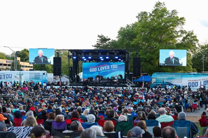 redemption_usa's tweet photo. Let's continue praying for #GodLovesYou tour meetings. May the hearts of people be open to the saving grace of our Lord Jesus Christ. I know the Lord will hear and answer our prayers and visit our families as well, for standing in the gap for his people.
#CallUntoMe https://t.co/2BJOZeRqh3
