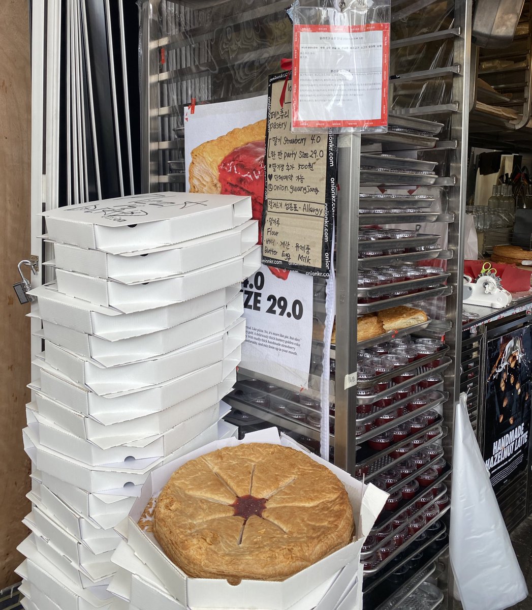napeatchill's tweet photo. 🥧Onion cafe สาขาหน้าตลาดกวางจัง มาร์เก็ต พายสตอเบอรี่คือที่หนึ่ง แป้งพัพเขากรอบ หอมเนย ใครแวะไปหาคุณป้า netflix มาตำของหวานต่อได้ เดินออกมาหน้าตลาดเจอเลยค่า @aroii #อร่อยบอกต่อ #รีวิวเกาหลี #คาเฟ่เกาหลี https://t.co/UYCAprbES1