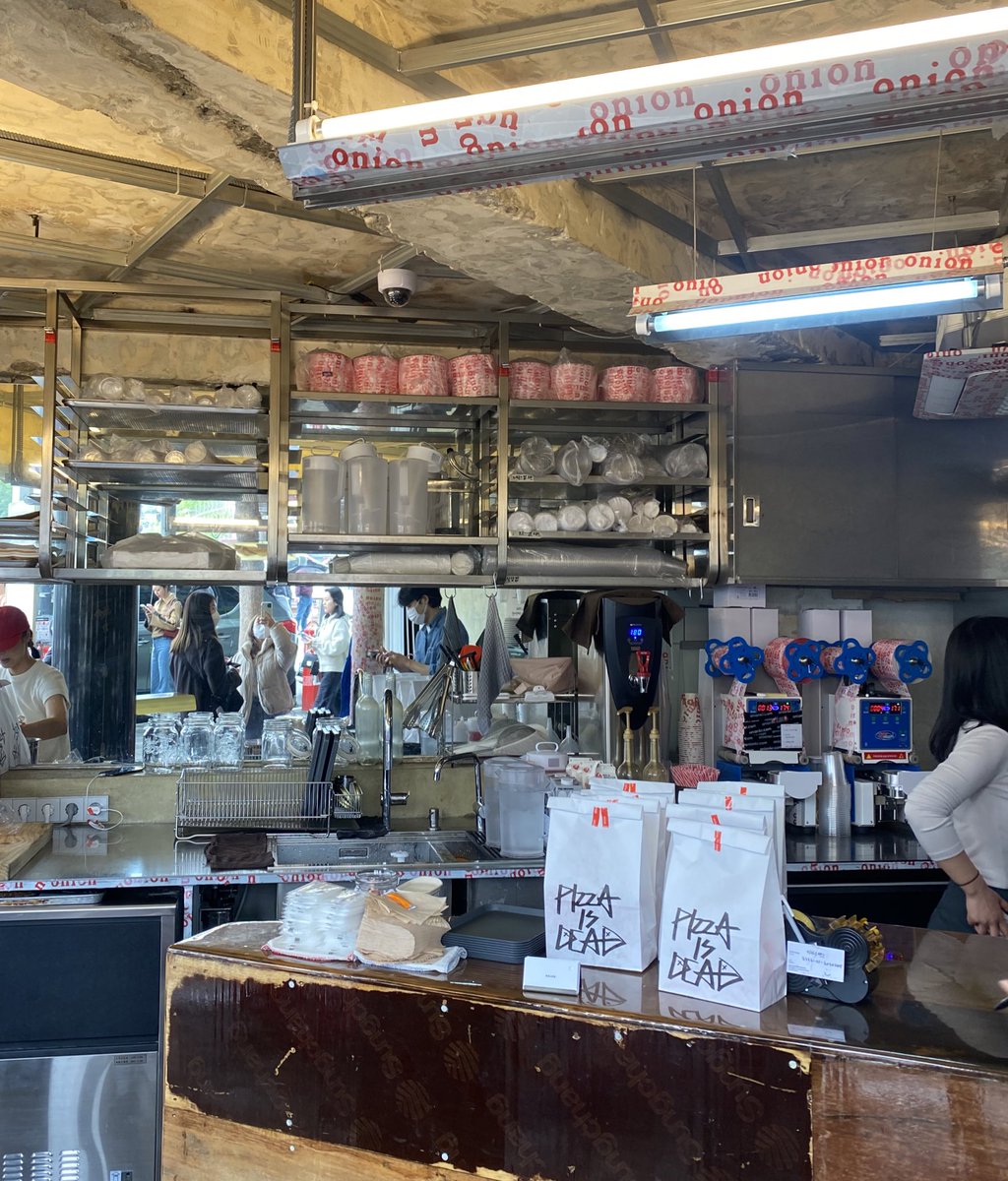 napeatchill's tweet photo. 🥧Onion cafe สาขาหน้าตลาดกวางจัง มาร์เก็ต พายสตอเบอรี่คือที่หนึ่ง แป้งพัพเขากรอบ หอมเนย ใครแวะไปหาคุณป้า netflix มาตำของหวานต่อได้ เดินออกมาหน้าตลาดเจอเลยค่า @aroii #อร่อยบอกต่อ #รีวิวเกาหลี #คาเฟ่เกาหลี https://t.co/UYCAprbES1