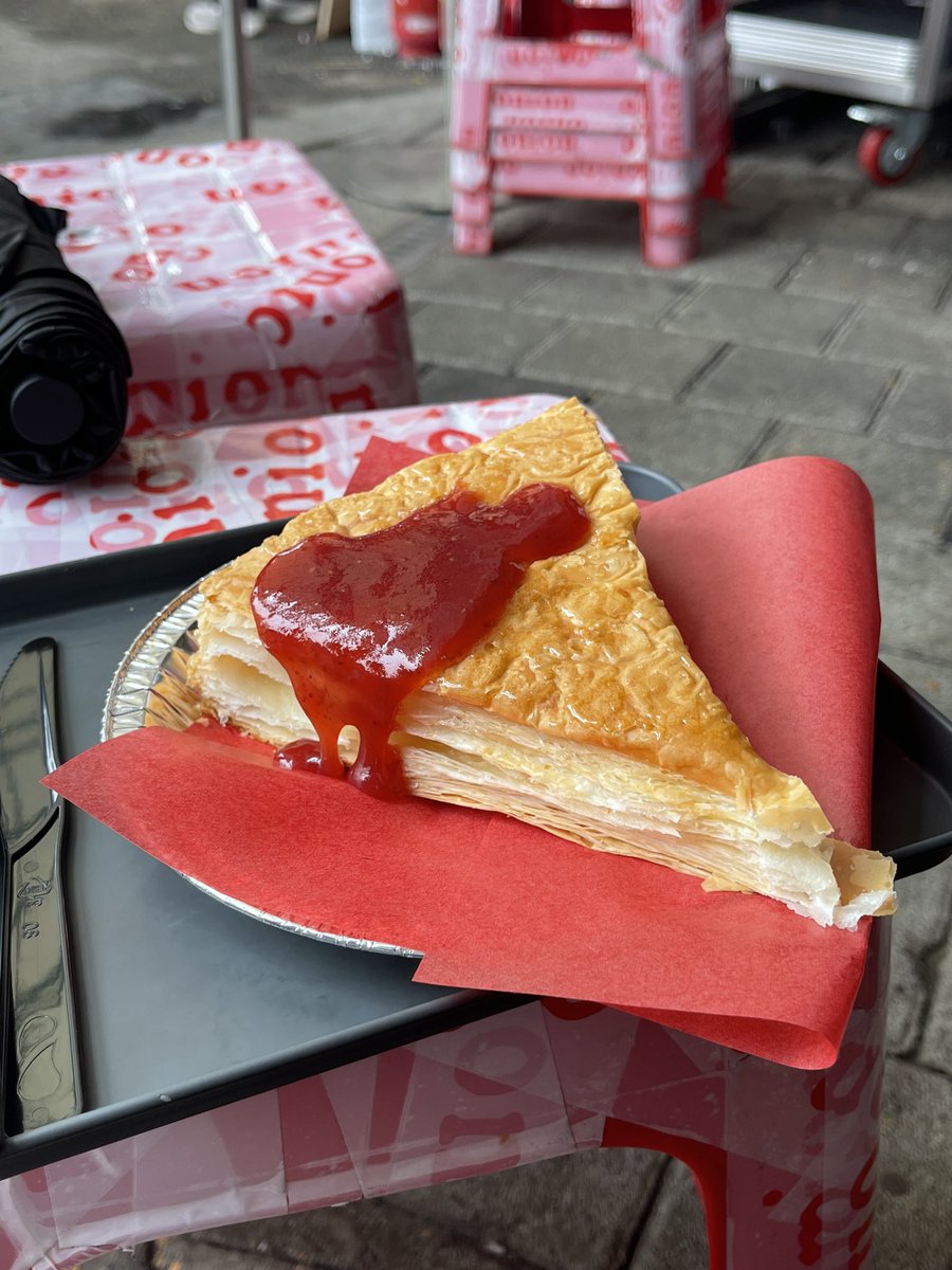 napeatchill's tweet photo. 🥧Onion cafe สาขาหน้าตลาดกวางจัง มาร์เก็ต พายสตอเบอรี่คือที่หนึ่ง แป้งพัพเขากรอบ หอมเนย ใครแวะไปหาคุณป้า netflix มาตำของหวานต่อได้ เดินออกมาหน้าตลาดเจอเลยค่า @aroii #อร่อยบอกต่อ #รีวิวเกาหลี #คาเฟ่เกาหลี https://t.co/UYCAprbES1