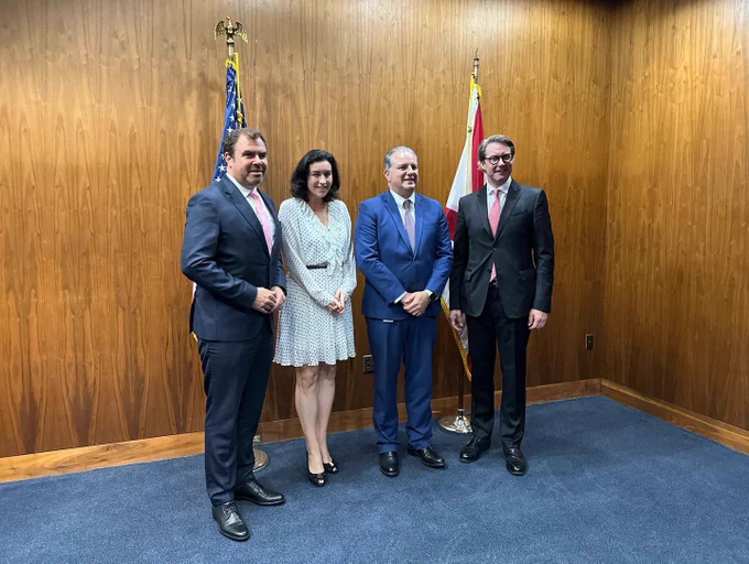 Mit dem Chief Financial Officer of Florida State Jimmy Patronis haben wir uns über Steuerreform, Entbürokratisierung und #Digitalisierung  intensiv ausgetauscht. 
Die positive Entwicklung in Florida hängt eng mit der Entfesselung der Wirtschaft, der Versorgungssicherheit bei der Energie und der innovationsfreundlichen Regierungsarbeit zusammen.