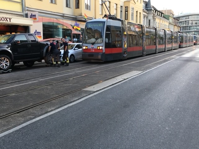 VCOE_AT's tweet photo. Über 1.500 Falschparker haben 2022 Straßenbahnen der @wienerlinien behindert und massive Verspätungen für sehr viele Fahrgäste verursacht. Es gibt Lösungen: Breitere Gehsteige statt Autoabstellplätze, wie erfolgreiche Beispiele zeigen. https://t.co/WFgfx9B5a0