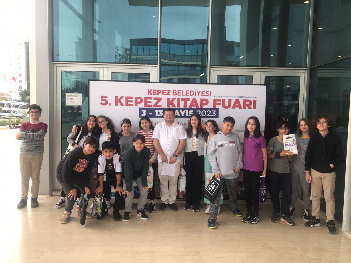 UOMuratpasa's tweet photo. 5,6 ve 7.sınıf öğrencilerimizle Mimar Sinan Kongre Merkezinde gerçekleştirilen kitap fuarında öğrencilerimizi kitaplarla buluşturduk.📚 https://t.co/vJSdkNWT5j