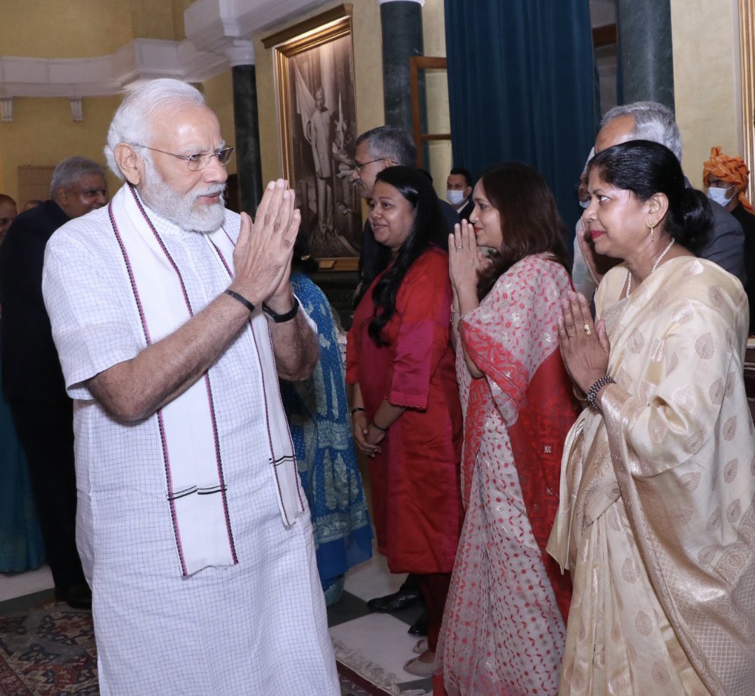 दिल्ली में यशस्वी प्रधानमंत्री माननीय श्री <a href="/narendramodi/">Narendra Modi</a> जी से भेंट का अवसर और बुंदेलखंड के साथ साथ माननीय प्रधानमंत्री जी द्वारा झाँसी ज़िले के विकास की चर्चा करना मेरे जीवन के लिए अकल्पनीय पल हैं। माननीय प्रधानमंत्री जी, देश के विकास के आपके सपने, मूर्त रूप ले रहे हैं। संपूर्ण