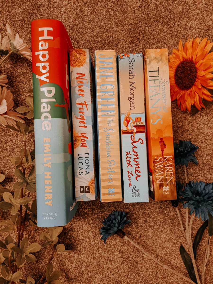 ☀️Summer Spines☀️
Despite rain showers in the forecast the weather is beginning to look like summers is nearly here and I am all for it. 
My favourite place to read is outside in the sunshine in my egg chair. 
Where is your favourite place to read?
instagram.com/p/Cr2aK4cIjva/…