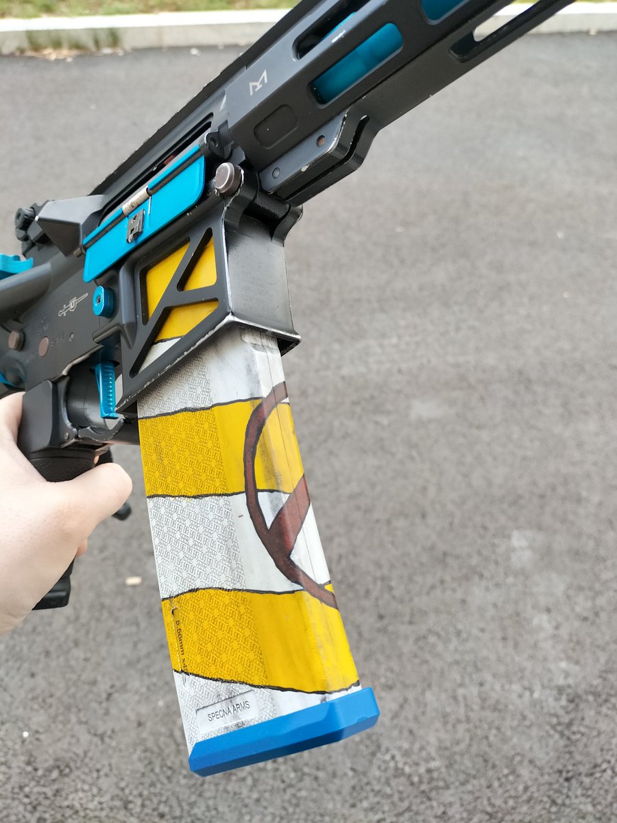 stiifox's tweet photo. @CosmindArt Finally spent time to customise one of my AIRSOFT replica's magazine, love the results! https://t.co/3ggd2ccPT7