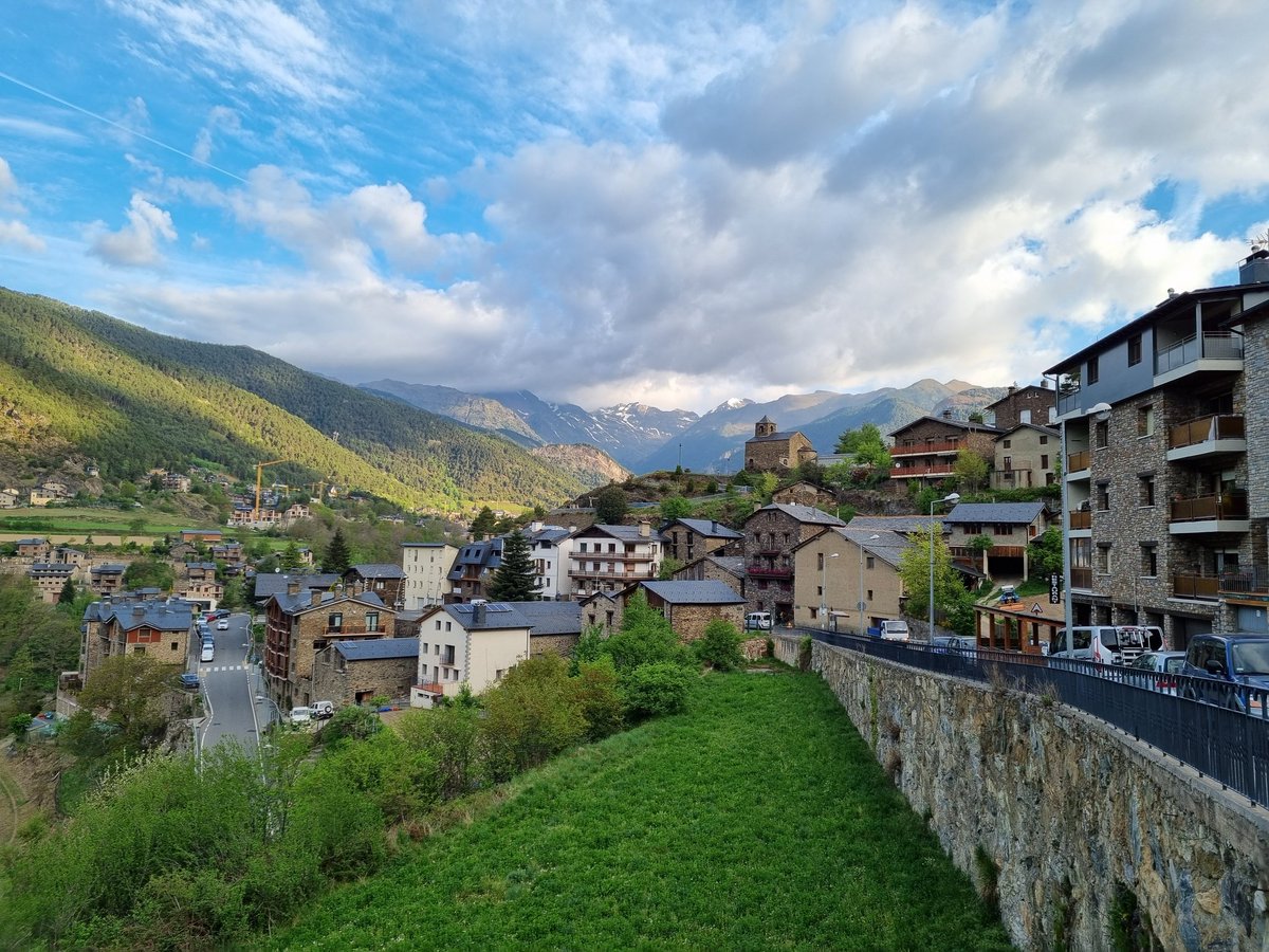 jecbosch14's tweet photo. Bon divendres 🙋😃☕️
Bonica vista de Sant Cristòfol d' #Anyos
#bondia #bondivendres #lamassana #andorra #meteo #meteoandorra https://t.co/OXaovohO6A