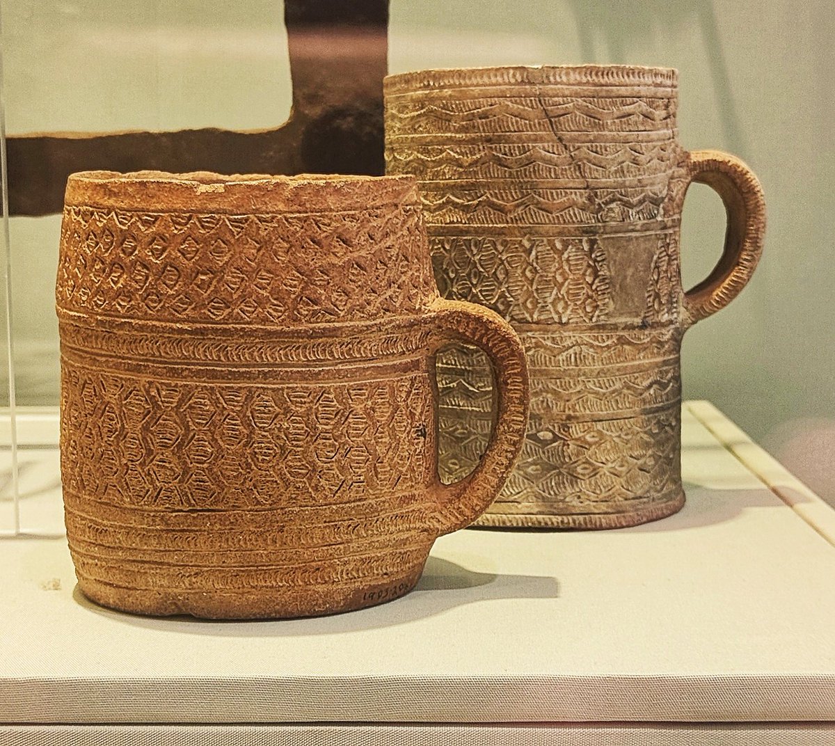 #FindsonFriday
Absolutely beautiful and at least 4000 years old, from Cambridgeshire. If these were not for drinking beer I'll eat my hat.