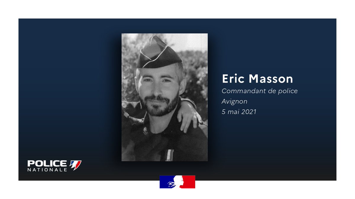 PoliceNationale's tweet photo. [#NoublionsJamais] Il y a 2 ans, le commandant Eric Masson était assassiné à Avignon alors qu’il procédait à un contrôle de police. Nos pensées émues vont à sa famille, ses proches, ses collègues.

La 27e promo des officiers lui avait rendu hommage en février en chantant son nom. https://t.co/SCPjzFd7Rr