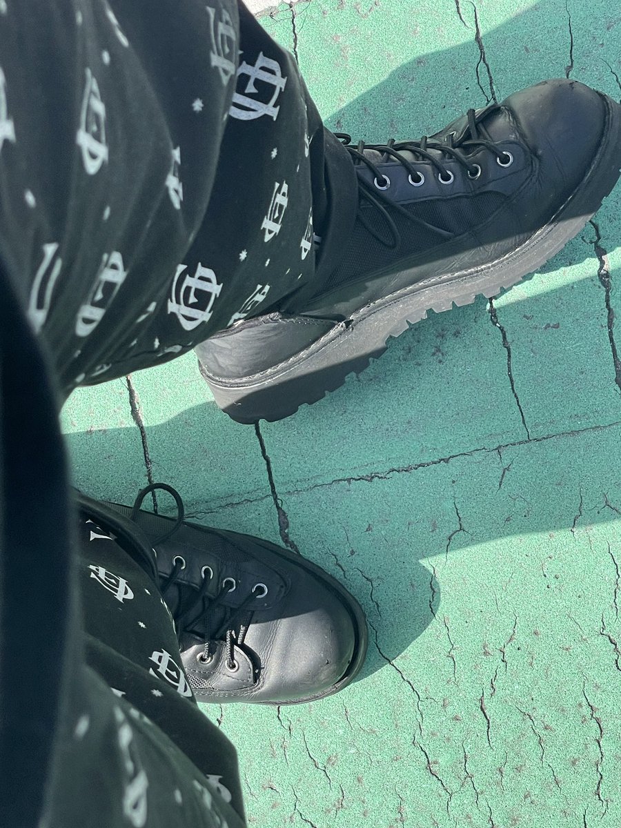 OCS_com's tweet photo. 出社

キッチンに立つ時のコックシューズは Dannerで代用する派 https://t.co/YLqkJZHJLI