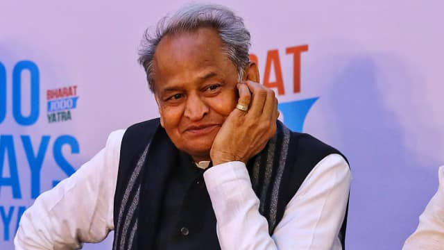 BHanumanagarha's tweet photo. हम तो मुस्कुरा देते है
बैटिगा बाप कीईई करसी भी या कौनी 6 महिना ही बचया है 
#गहलोतजी_बाबू_की_सुनो
#गहलोतजी_मंत्रालयिक_कर्मचारियों_की_सुनो_पुकार
@ashokgehlot51
@JATbera1 
@Saroj302 
@Mukeshbaitu 
@SarkariBaabu 
@SushilaKajla2 
@Ronak_choudhry 
@Rajnichoudhary_ https://t.co/8bW1mm1TXP