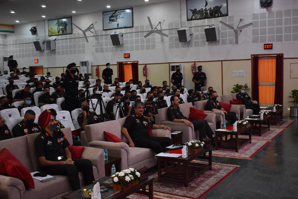 westerncomd_IA's tweet photo. #VajraCorps
#PantherDiv conducted seminar 'Pakistan at 75 :
Appraisal and Implications' at Amritsar.
#Amb TCA Raghvan, Mr Sushant Sareen, Capt Alok Bansal, Dr Shalini Chawla &amp; #Amb Ajay Bisaria shared insights and views with military leaders.
#IndianArmy
@adgpi 
@prodef https://t.co/9xrOSof6Jh
