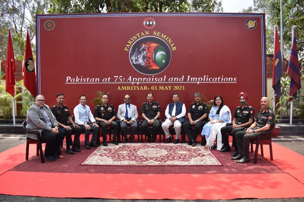 westerncomd_IA's tweet photo. #VajraCorps
#PantherDiv conducted seminar 'Pakistan at 75 :
Appraisal and Implications' at Amritsar.
#Amb TCA Raghvan, Mr Sushant Sareen, Capt Alok Bansal, Dr Shalini Chawla &amp; #Amb Ajay Bisaria shared insights and views with military leaders.
#IndianArmy
@adgpi 
@prodef https://t.co/9xrOSof6Jh