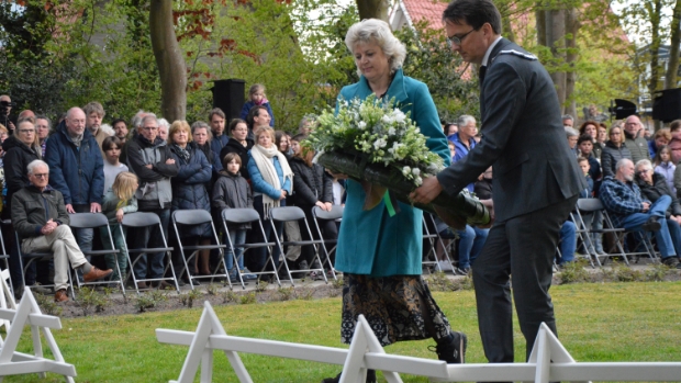 Veel animo voor herdenking en kranslegging -  texelsecourant.nl/l/321350