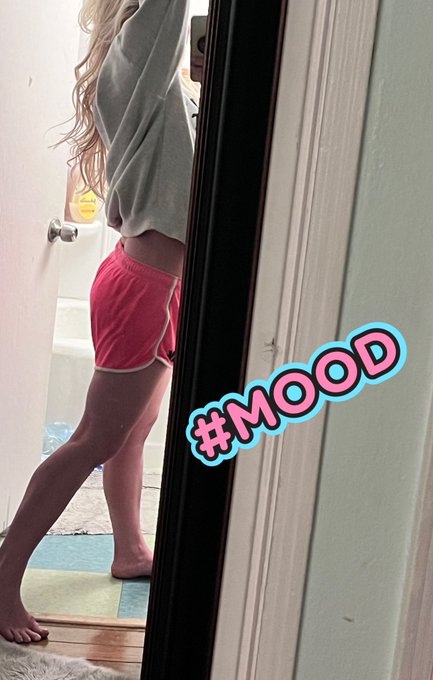 Good night 😉 #nadianorth #mood #weekendvibes https://t.co/CB5AE0uE3C<a href="/tag/nadianorth"class="tags">#nadianorth</a><a href="/tag/mood"class="tags">#mood</a><a href="/tag/weekendvibes"class="tags">#weekendvibes</a>
