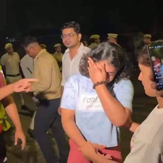 DeepakK4748's tweet photo. जिस साक्षी मलिक ने भारत को ओलंपिक में पदक जितवाया आज वह सड़क पर रो रही है।
जिस विनेश और संगीता ने एशियन, कॉमनवेल्थ और वर्ड चैंपियनशिप में भारत को पदक दिए उनके भाई का सर फोड़ दिया है।
जिस बजरंग पुनिया ने भारत को ओलंपिक में पदक दिया, पुलिस उसको धक्के मार रही है
#सब_याद_रखा_जाएगा https://t.co/rQfWn91xt1