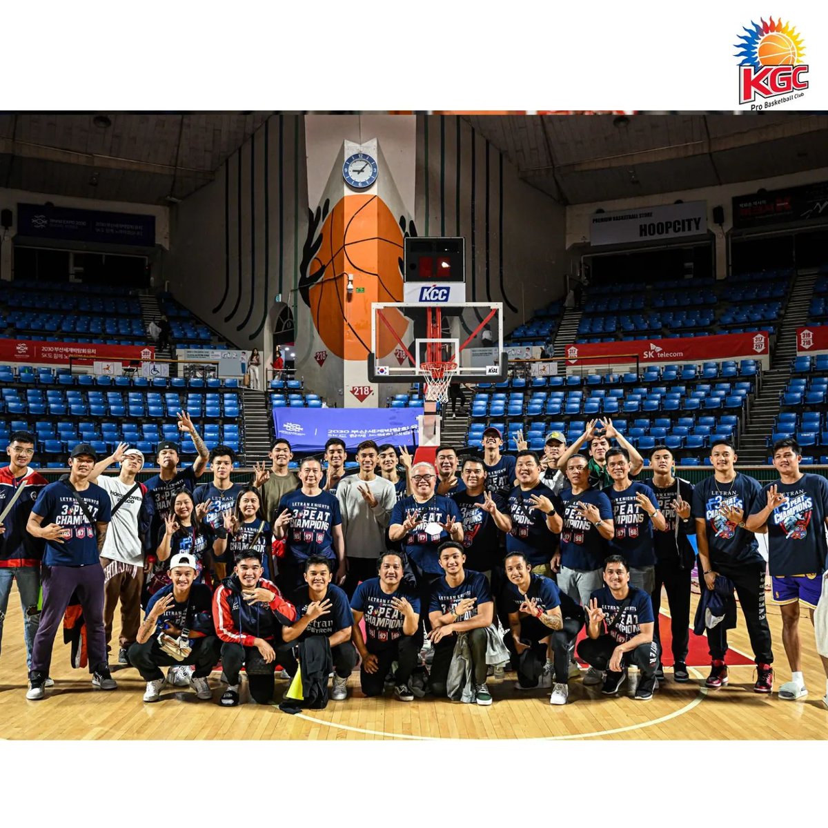 OneSportsPHL's tweet image. LOOK: The Letran Knights paid a visit to their former MVP in Korea! Rhenz Abando and the Anyang KGC host Game 6 of the KBL Finals today, with hopes of pushing the series to seven against defending champion Seoul.

📷 안양 KGC 인삼공사 프로농구단

#KBL