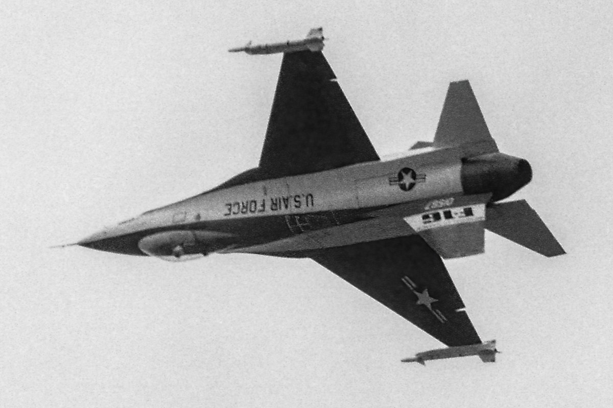 On 28 June 1975, the YF-16 prototype displayed at Alconbury, following a busy program at the Paris Air Show. #TwoUp
<a href="/XH487/">-</a> <a href="/GbhvfRon/">Dr Ron</a> @CobraBall3
<a href="/Dunibear/">Debbie</a> <a href="/clark_aviation/">Trev Clark's Obscure Aviation History 🚁</a> <a href="/julieinthesky/">Julie Boatman 🛩🚁⛵️🏃🏻‍♀️🇺🇦</a>
<a href="/AvHistorian/">TheAviationHistorian 🇬🇧 🇺🇦</a> <a href="/JBezosky/">John B.</a> <a href="/Sylvia70485099/">SYLVIA 🇫🇷 ♥️🇺🇦</a>
<a href="/AviationMarlene/">Marlène Aviation</a> <a href="/alan_shropshire/">Alan H</a>
<a href="/WooksAmesbury/">David Wookey</a>