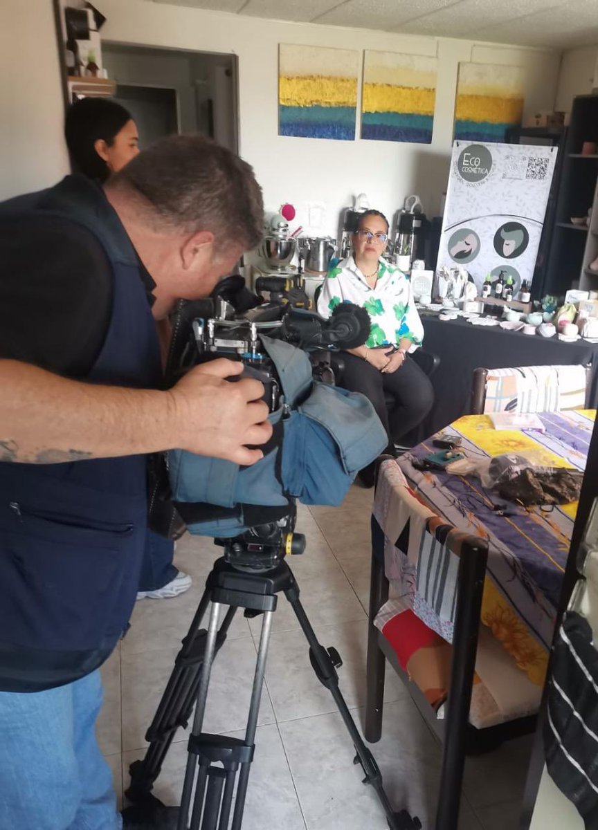mdmicronegocios's tweet photo. #MDMicronegocios acompaña a los emprendedores en su camino hacia el éxito, 💪🏻nos alegra ver cómo, con sus negocios, van progresando en Colombia. Se puede sentir la emoción en el ambiente mientras ellos comparten sus historias de vida. 
📺¡Muy pronto en #NoticiasCaracol ! https://t.co/SQxxP8qMFd