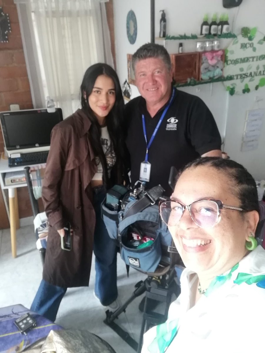 mdmicronegocios's tweet photo. #MDMicronegocios acompaña a los emprendedores en su camino hacia el éxito, 💪🏻nos alegra ver cómo, con sus negocios, van progresando en Colombia. Se puede sentir la emoción en el ambiente mientras ellos comparten sus historias de vida. 
📺¡Muy pronto en #NoticiasCaracol ! https://t.co/SQxxP8qMFd