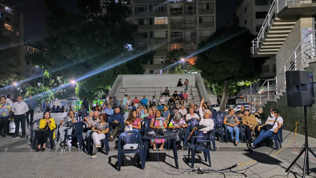 gonzalezfoscar's tweet photo. #5May | Este jueves se llevó a cabo la presentación del documental CAP Inédito #CAPInedito, dirigido por el venezolano Carlos Oteyza, basado en la vida política y personal del ex presidente de Venezuela Carlos Andrés Pérez. #Documental @FuerzaVChacao #Chacao 👏🏻🎥 https://t.co/omWL7oFssK