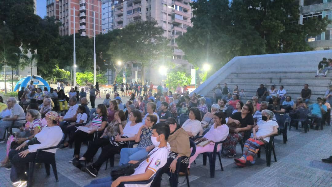 gonzalezfoscar's tweet photo. #5May | Este jueves se llevó a cabo la presentación del documental CAP Inédito #CAPInedito, dirigido por el venezolano Carlos Oteyza, basado en la vida política y personal del ex presidente de Venezuela Carlos Andrés Pérez. #Documental @FuerzaVChacao #Chacao 👏🏻🎥 https://t.co/omWL7oFssK