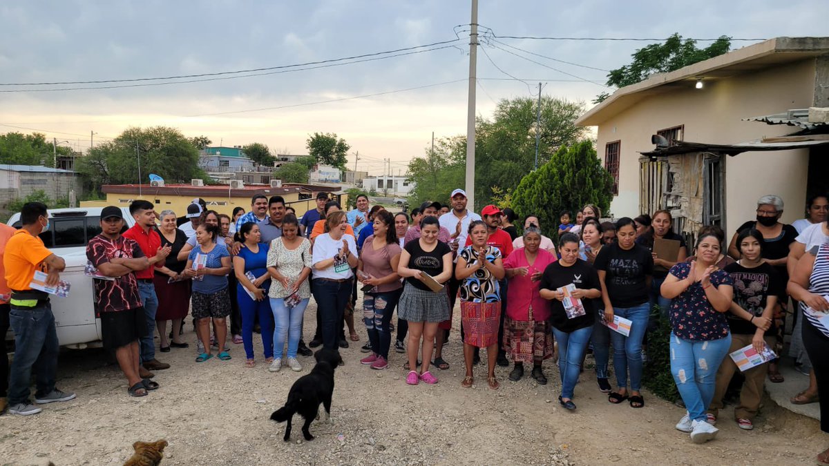 MaruCalderonA's tweet photo. Agradezco infinitamente a la gente de las colonias que visitamos, escuchan nuestras propuestas, nos saludamos con afecto y segura estoy de que, con su apoyo, nos llevarán al Congreso para continuar con un Coahuila seguro. 

#PaDelanteCoahuila #ManoloGobernador 

@manolojim https://t.co/cCHHTYWoiy