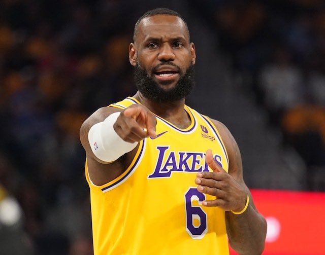 TheHoopCentral's tweet photo. LeBron James in the 1st Q:

14 Points
75% FG
66% 3P

🔥 https://t.co/oHlnAir4bS